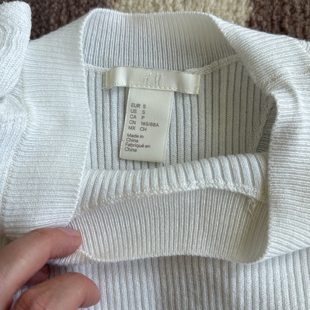 H&M White Ribbed Sleeveless Top with Ruffle Shoulders - Picture 2 of 3